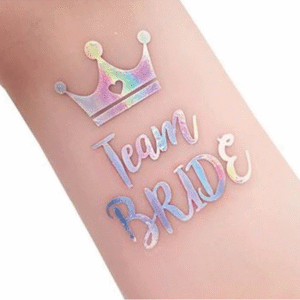 Tattoo kirjaga "Team Bride"