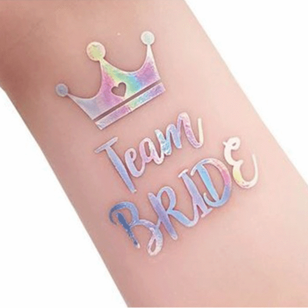 Tattoo kirjaga "Team Bride"