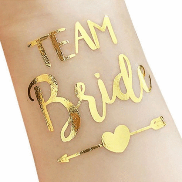 Kuldne tattoo kirjaga "Team bride"